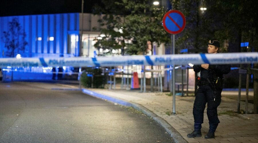 Kvinna skjuten i idrottshall i södra Stockholm: ”Svårt skadad”