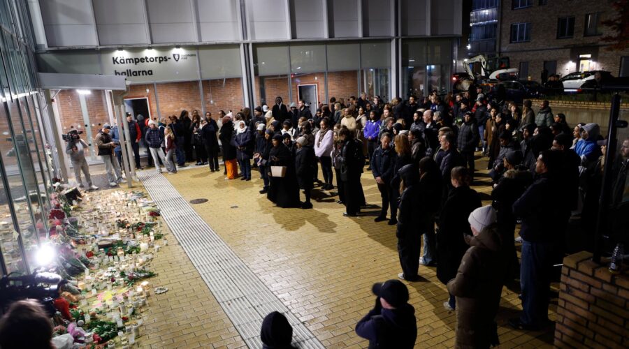Tyst minut för Saba  Abraham, 24, i Älvsjö